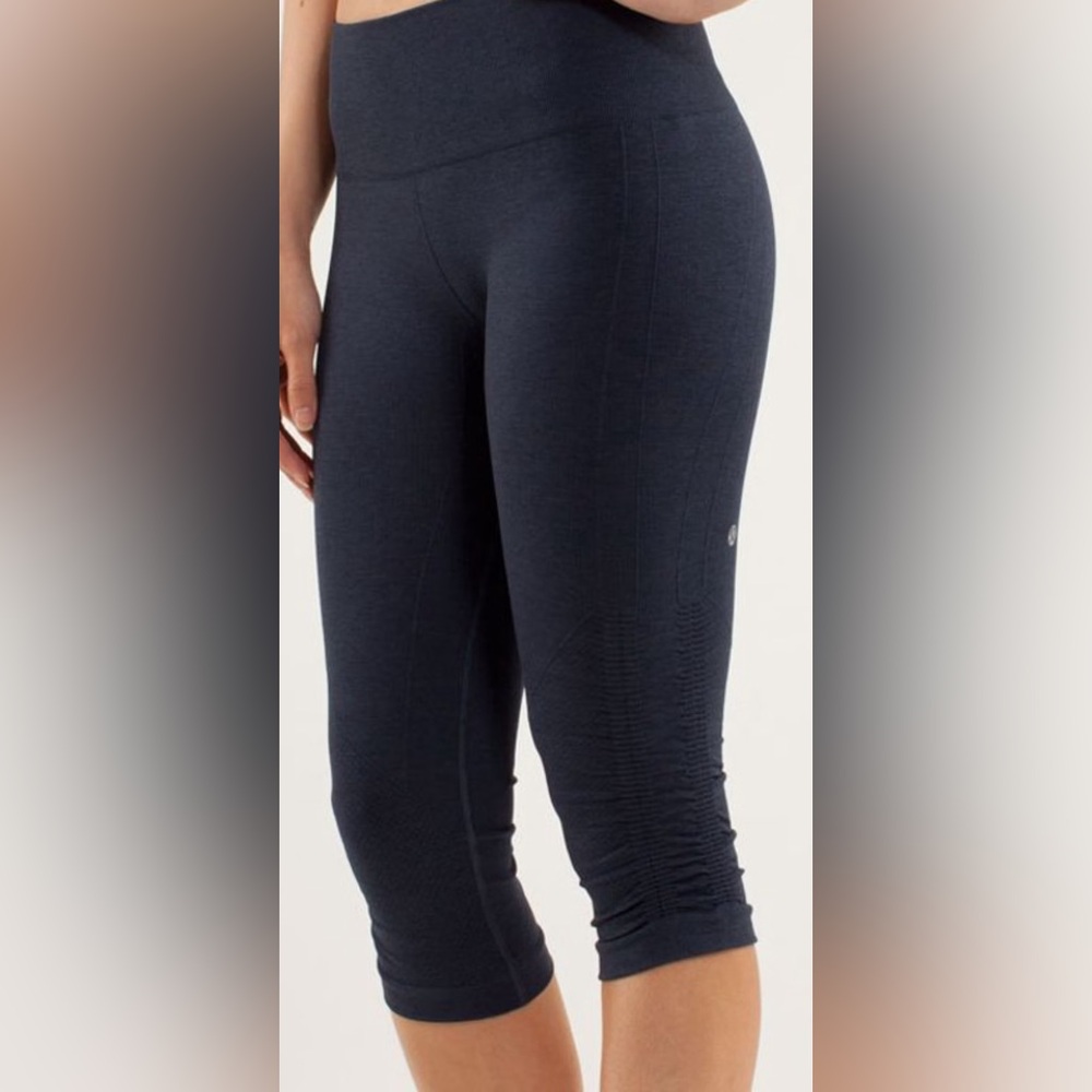 Lululemon Womens In the Flow Crop II Ribbed Stretch Leggings Capri Navy Sz 6
